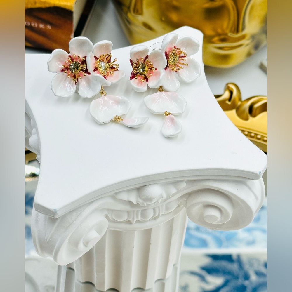 🆕 LES NEREIDES 🧿 NWOT White Cherry Blossom Dangling Earring - Picture 15 of 17